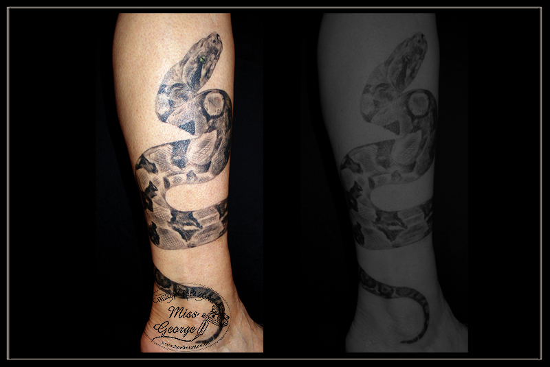 tattoo black&white schlange um wade herum von miss george