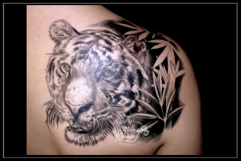 tattoo tiger black&white auf schulterblatt miss george