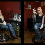 fotos des tattooartists miss george auf arbeitsstuhl mit tattoomaschine