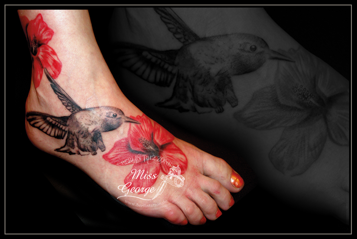 Tattoo Kolibri mit rotem Hibiskus auf Fuss. Berlin Tat2 Zone